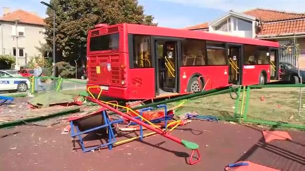 "Τρελό" λεωφορείο βγήκε απο τον δρόμο και πέρασε μέσα από παιδική χαρά, στο Βελιγράδι