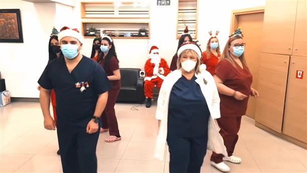 Σέρρες: Γιατροί και νοσηλευτές κλινικής χόρεψαν σε Χριστουγεννιάτικους ρυθμούς