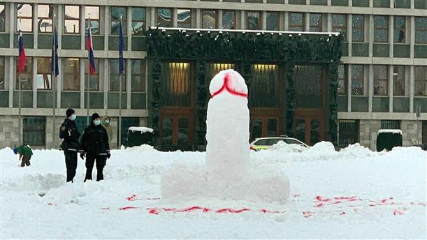 Χιονάνθρωπος σε σχήμα...φαλλού