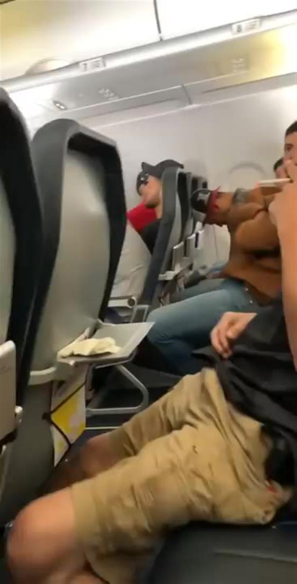 Επιβάτης αεροπλάνου άναψε τσιγάρο εν πτήσει