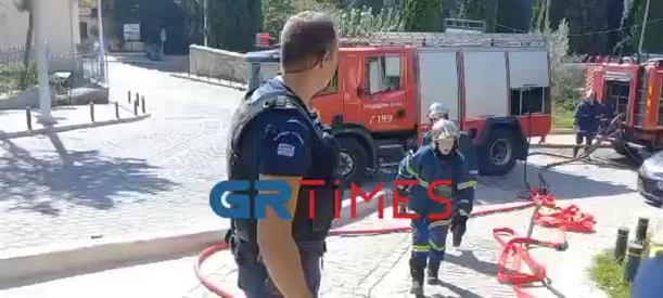 Φωτιά σε εγκαταλελειμμένο οίκημα στο κέντρο της Θεσσαλονίκης