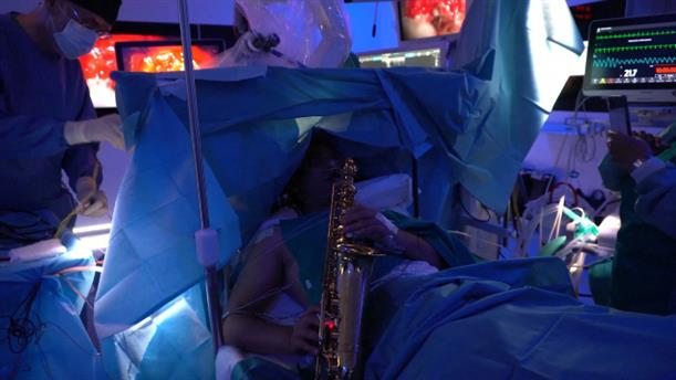 Ιταλία: Ασθενής παίζει σαξόφωνο ενώ χειρουργείται στον εγκέφαλο