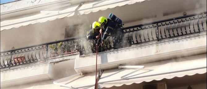 Φωτιά σε σπίτι στη Θεσσαλονίκη: Πυροσβέστες σκαρφάλωσαν από το μπαλκόνι (εικόνες)