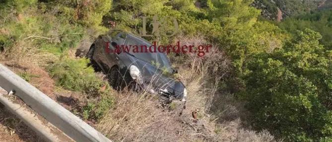 Τροχαίο - Νέα Μάκρη: Αυτοκίνητο έπεσε σε γκρεμό (εικόνες)