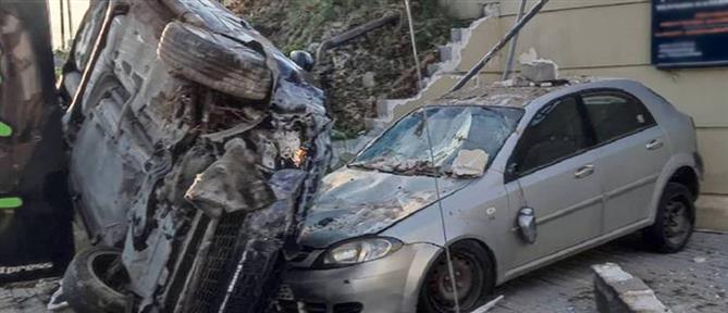 Ναύπλιο - Τροχαίο: Αυτοκίνητο γκρέμισε μάντρα και έπεσε πάνω σε παρκαρισμένα (εικόνες)