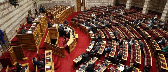 Πρόταση μομφής - Υποκλοπές: Σφοδρή πολιτική αντιπαράθεση στην Βουλή