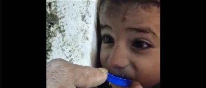 Σεισμός στην Τουρκία: διασώστες δίνουν νερό με καπάκι σε παιδί κάτω από τα χαλάσματα (βίντεο)