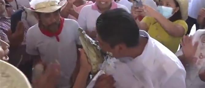 Μεξικό: Δήμαρχος παντρεύτηκε αλιγάτορα (εικόνες)