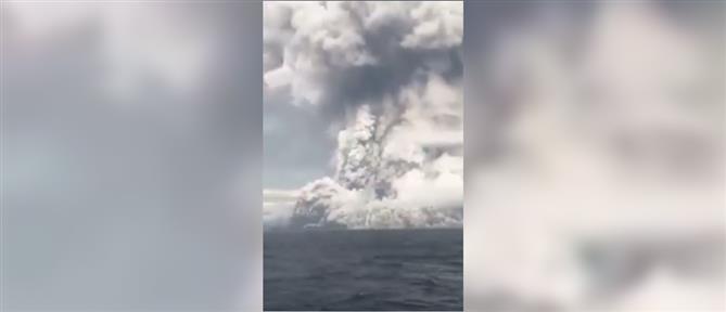 Ειρηνικός: Τσουνάμι “χτυπά” τα νησιά μετά την έκρηξη ηφαιστείου (βίντεο)