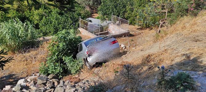 Κρήτη: Αυτοκίνητο έπεσε σε γκρεμό - Αγωνία για μάνα και παιδί