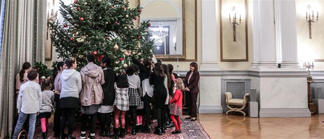 Χριστούγεννα στο Προεδρικό: ΠτΔ και παιδιά από το Χατζηκυριάκειο στόλισαν δέντρο (εικόνες)