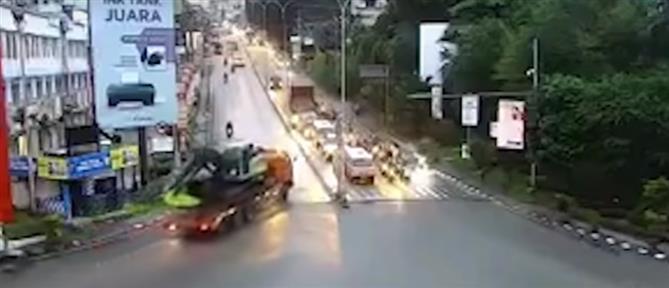 Ινδονησία: Φορτηγό σε ξέφρενη πορεία παρέσυρε αυτοκίνητα και δίκυκλα (βίντεο)