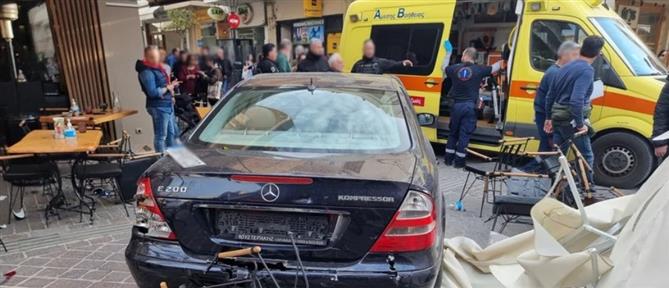 Τροχαίο: Αυτοκίνητο έπεσε σε καφετέρια - Αναφορές για τραυματίες (εικόνες)