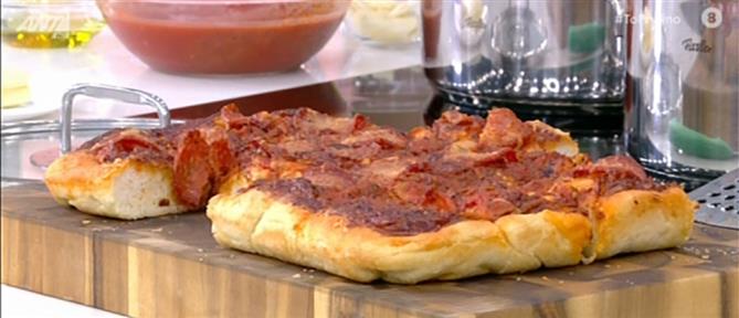 Σικελιάνικη πίτσα ταψιού με πεπερόνι από τον Γιώργο Παπακώστα (βίντεο)