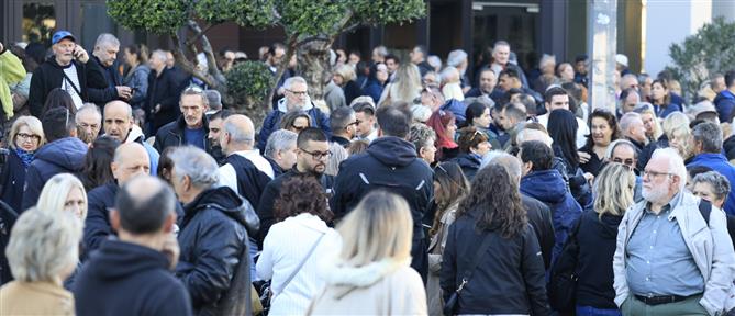 ΣΥΡΙΖΑ: Πολεμικό κλίμα και πλήθος κόσμου έξω από τον χώρο του συνεδρίου