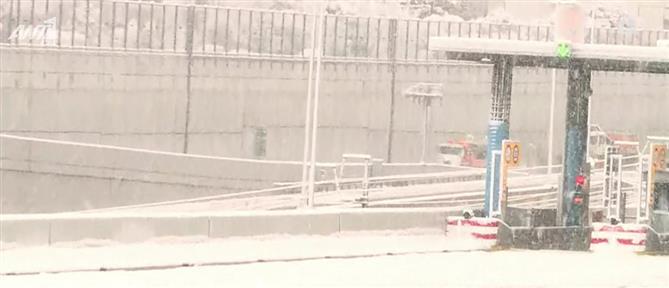 Κακοκαιρία “Μπάρμπαρα” - Αττική Οδός: Εγκλωβίστηκαν αυτοκίνητα λόγω του χιονιού