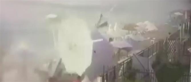 Χαλκιδική: Μπουρίνι ξηλώνει τις ομπρέλες beach bar (βίντεο)