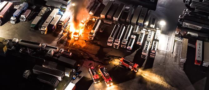 Ασπρόπυργος: Ένοπλοι με καλάσνικοφ έκαψαν φορτηγά σε βενζινάδικο (εικόνες)