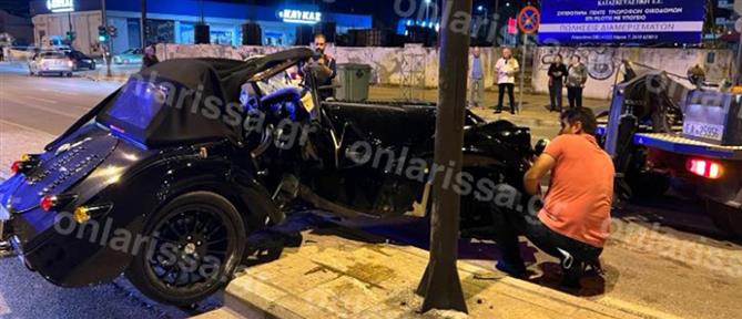 Λάρισα: Αυτοκίνητο “καρφώθηκε” σε κολώνα (εικόνες)